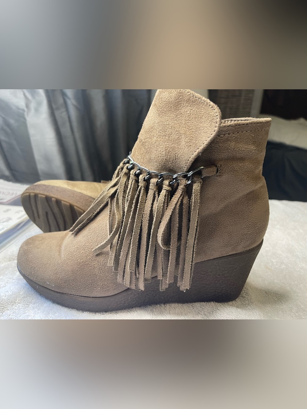 Pierre Dumas Taupe Suede Fringe Wedge Ankle Boot sz 9 (54)
